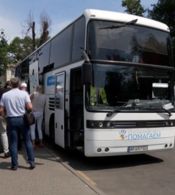 Евакуація з Херсонської області — в Одесу: як зустрічають переселенців із затоплених районів (ВІДЕО)