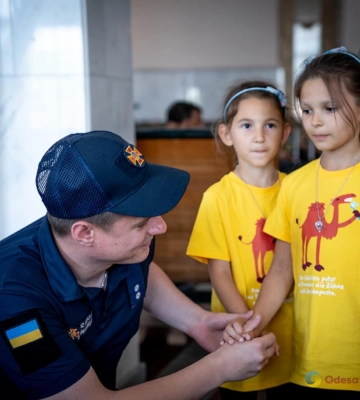 Евакуація з Херсонської області — в Одесу: як зустрічають переселенців із затоплених районів (ВІДЕО)