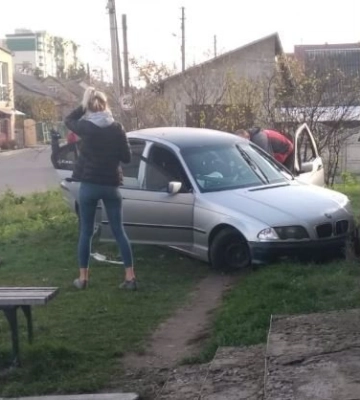 У Луцьку на Карпенка-Карого водій BMW врізався у будинок та втік