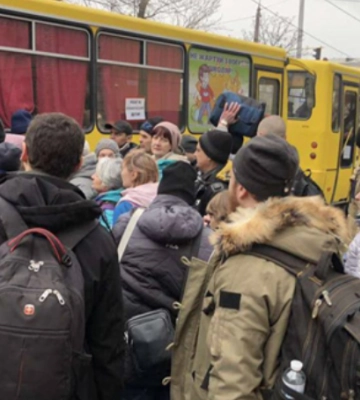 Евакуація з Херсонської області — в Одесу: як зустрічають переселенців із затоплених районів (ВІДЕО)