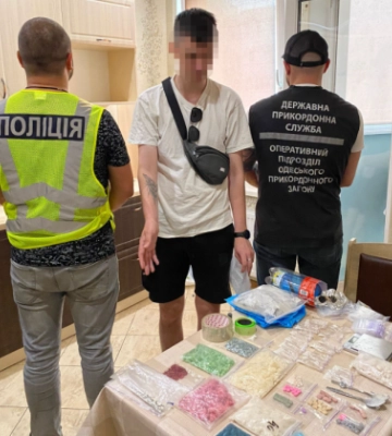 Виготовляли психотропи у промислових масштабах: викрито злочинну групу з «товаром» на $130 000