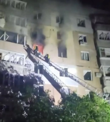 Вибило вікна і спалахнула пожежа: в Одесі уламки &quot;Шахеда&quot; впали на житловий будинок. Фото