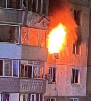Вибило вікна і спалахнула пожежа: в Одесі уламки &quot;Шахеда&quot; впали на житловий будинок. Фото