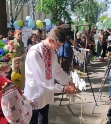 «Ангелы Мариуполя»: в Николаеве открылась выставка, посвященная памяти воинов полка «Азов» (ФОТО)