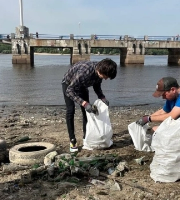 В Запорожье на берегу Днепра, где отошла вода, устроили уборку