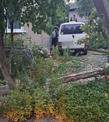 Аварія у Луцьку: п&amp;#039;яний водій зніс огорожу і заїхав у приватний двір