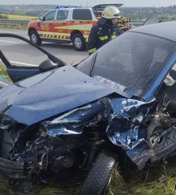 У Дніпровському районі автомобіль врізався у відбійник: є постраждалі