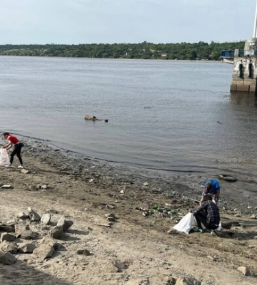 В Запорожье на берегу Днепра, где отошла вода, устроили уборку