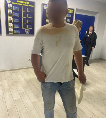 На Закарпатті у купе потяга чоловік і жінка влаштували пиятику, курили і лаялися (ФОТО)