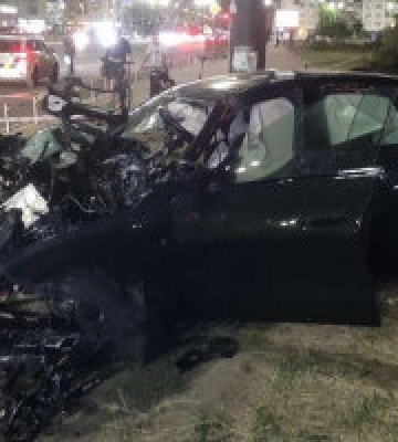 На столичному Печерську автомобіль влетів у бетонний стовп, водія госпіталізували 