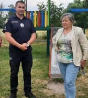 У Рожищі полісмени відновили зруйнований дитячий майданчик. ФОТО