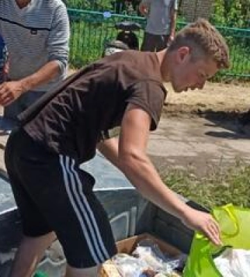 В епіцентрі катастрофи: Салем довів до сліз українців, показавши, як рятує людей у затопленому Херсоні. Відео