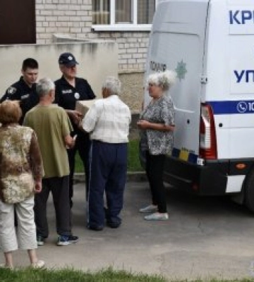 У Миколаєві слідчі поліції зафіксували свідчення та доставили гуманітарну допомогу постраждалим від затоплення на Херсонщині