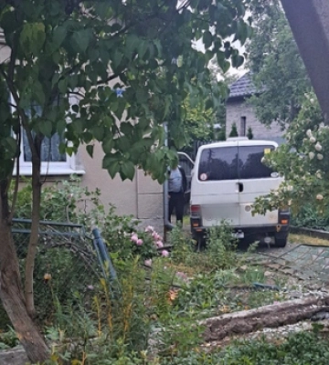 У Луцьку пʼяний водій зніс паркан та хотів відкупитися від відповідальності хабарем