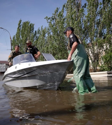 На Херсонщини поліція продовжує рятувати людей і тварин із підтоплених районів