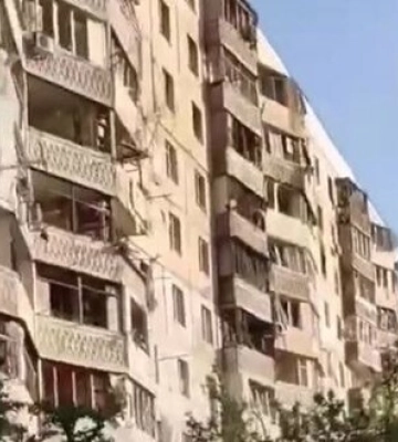 Наслідки нічної атаки: уламок російського безпілотника завдав шкоди багатоповерхівці в Одесі. ВIДЕО