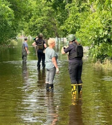 На Херсонщині підтоплено 47 населених пунктів, на Миколаївщині - 31. Ворог нещадно обстрілює, заважаючи евакуації, - МВС. ФОТО