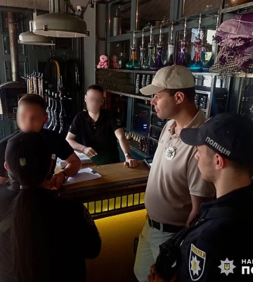 В Миколаєві поліція перевіряє, щоб кафе та ресторани не порушували комендантську годину