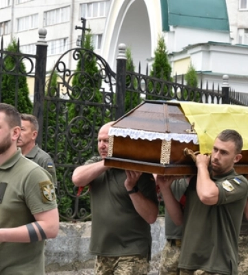 У Луцьку навколішки, з квітами і з прапорами попрощалися із Героєм Сергієм Давидчуком, який загинув на Донеччині