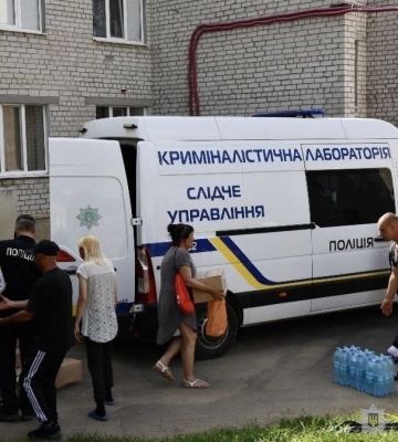 У Миколаєві слідчі поліції зафіксували свідчення та доставили гуманітарну допомогу постраждалим від затоплення на Херсонщині