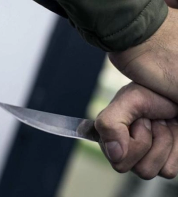 У Дніпрі на Воскресенській двох чоловіків поранили ножем