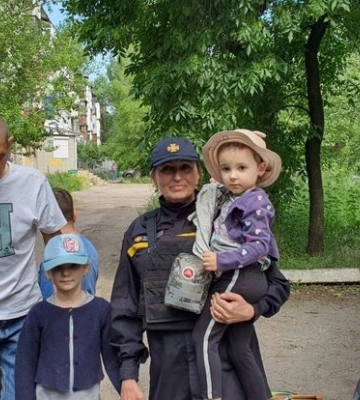 Рятувальники продовжують евакуйовувати людей з Донеччини
