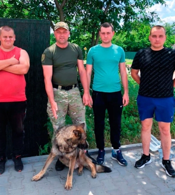 На Полтавщині поліцейський службовий собака знайшов у лісі дідуся, якого розшукували майже дві доби