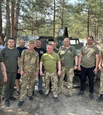 Транспорт, шини і гостинці: волинським тероборонівцям передали допомогу на фронт  