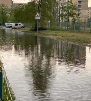 Вулиці перетворилися на річки: перші наслідки потужної зливи у Києві, відео
