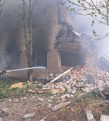На Запоріжжі внаслідок ворожого обстрілу загорілась двоповерхова будівля. Фото