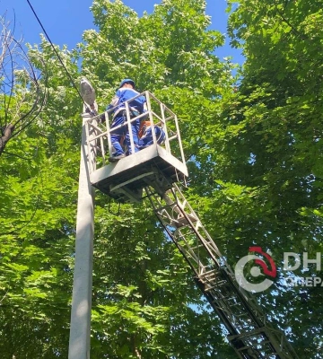 В Днепре на одной из улиц восстанавливают наружное освещение