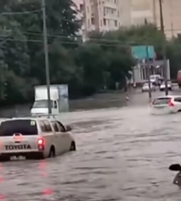 Киев накрыла дикая стихия: сильнейший град и дождь затопили полгорода. Видео