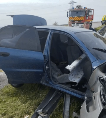 У Дніпровському районі автомобіль врізався у відбійник: є постраждалі (ФОТО)