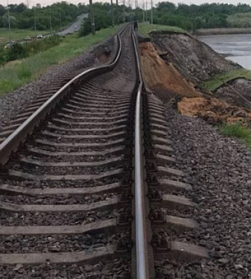 Поблизу Нікополя на Дніпропетровщині через зсув грунту просіла ділянка із залізничним полотном