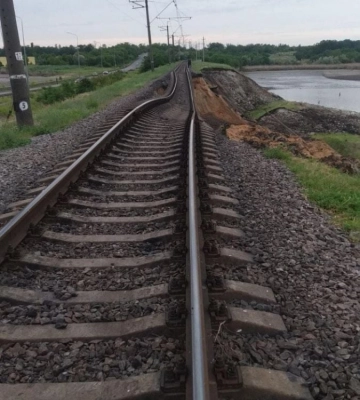 Біля Нікополя через підрив Каховської ГЕС сповзла залізниця: потяги затримуються
