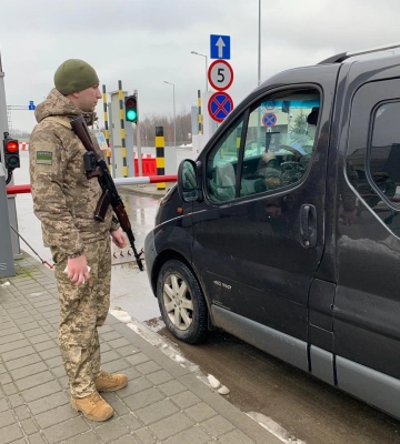 Выезд мужчин за границу: какие разрешения нужны волонтерам и водителям в 2023 году