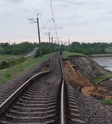 Підрив Каховської ГЕС: під Нікополем просіло залізничне полотно