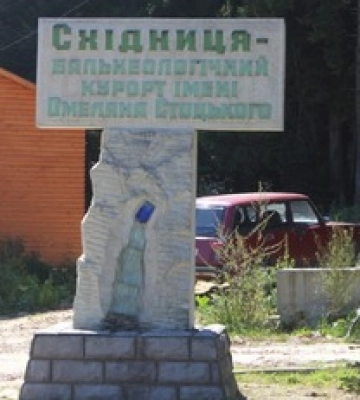 Затопило авто та двори: на Карпати обрушилася сильна злива, відео