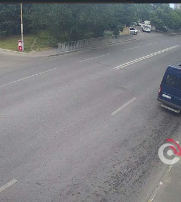 В Днепре автомобиль сбил велосипедиста: видео момента