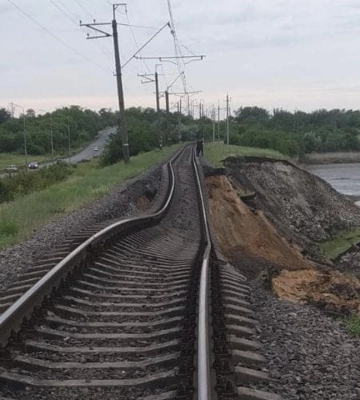 Поблизу Нікополя на Дніпропетровщині через зсув грунту просіла ділянка із залізничним полотном