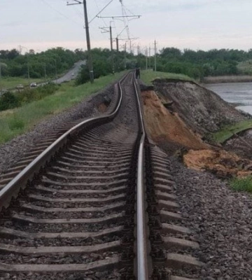 Біля Нікополя через підрив Каховської ГЕС сповзла залізниця: потяги затримуються
