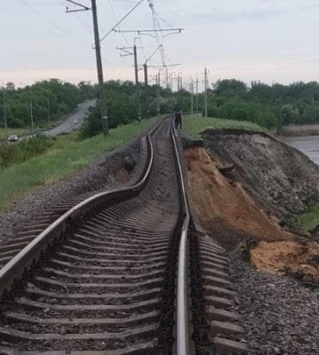 Біля Нікополя через підрив Каховської ГЕС сповзла залізниця: потяги затримуються