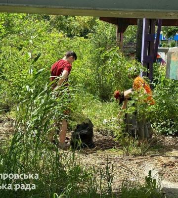 Суботник у прибережній зоні: молодь Дніпра разом з екологами організували прибирання Набережної