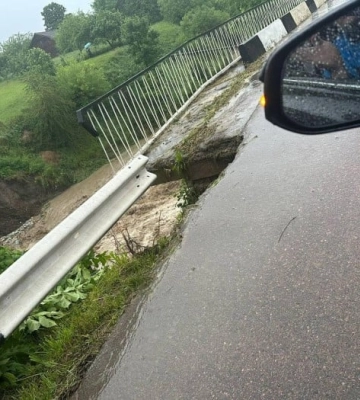 На Львовщине из-за сильных осадков затопило улицы, вода сносит автомобили