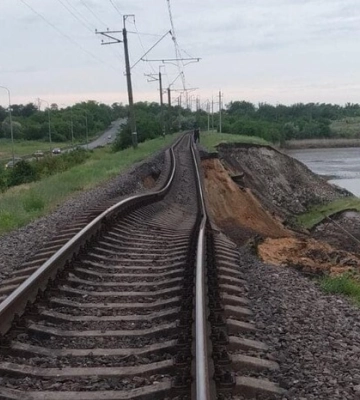 Поблизу Нікополя просіло залізничне полотно: курсування кількох поїздів скасовано