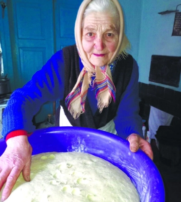 Волинянка у свої 82 роки пече хліб для захисників України