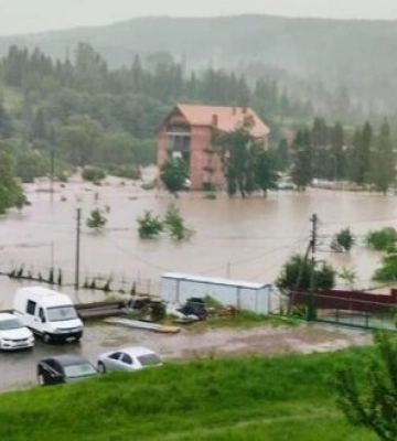 На Львівщині негода розмила дорогу (ФОТО)