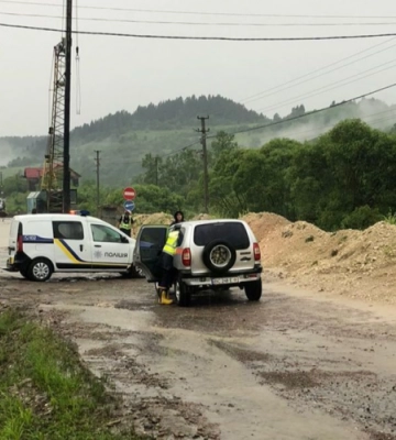 У Львівській області внаслідок повіні підтопило 40 будинків, стихія зносить автомобілі
