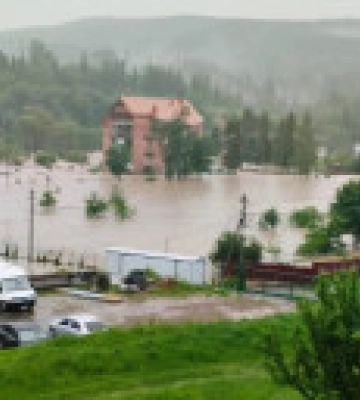 На Львовщине из-за сильных осадков затопило улицы, вода сносит автомобили