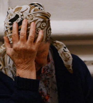 У Києві заґратовано судом двох шахрайок, які викрали у літньої жінки чималі гроші (ВІДЕО)